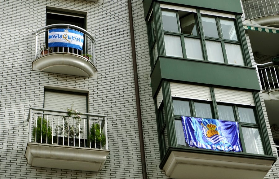 Seguidores de Errenteria, Lezo e Irun, entre otros, pintas las calles de los colores txuri urdin. 