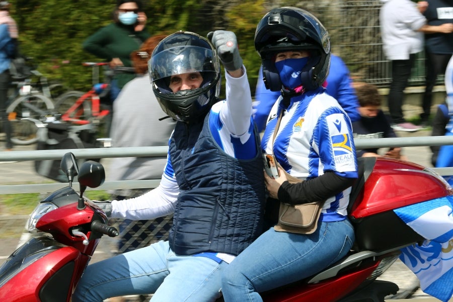 Seguidores de Errenteria, Lezo e Irun, entre otros, pintas las calles de los colores txuri urdin. 