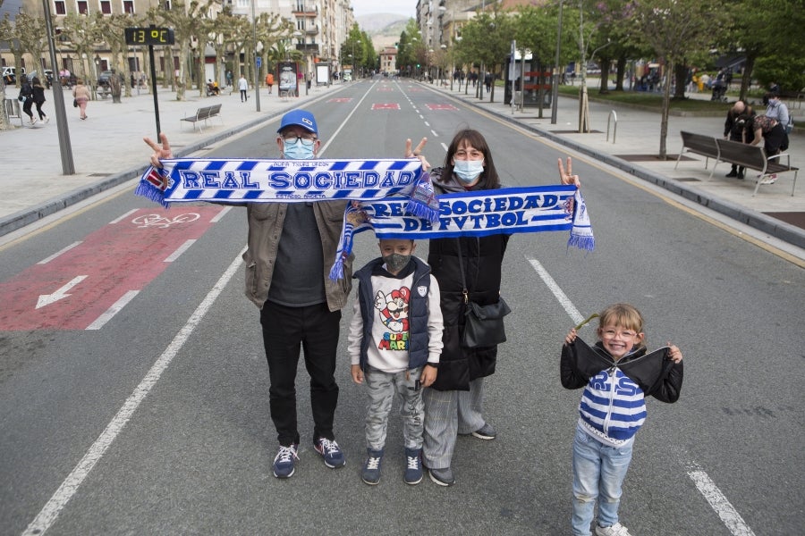 Seguidores de Errenteria, Lezo e Irun, entre otros, pintas las calles de los colores txuri urdin. 