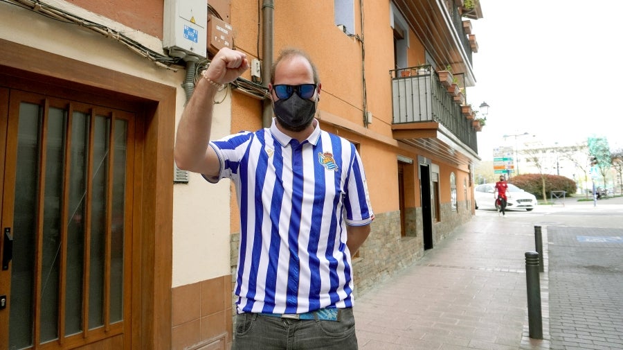 Seguidores de Errenteria, Lezo e Irun, entre otros, pintas las calles de los colores txuri urdin. 