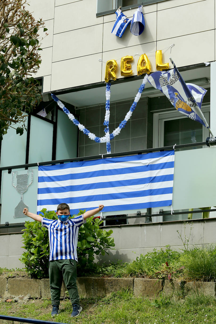 El domingo es txuri-urdin en Donostia.