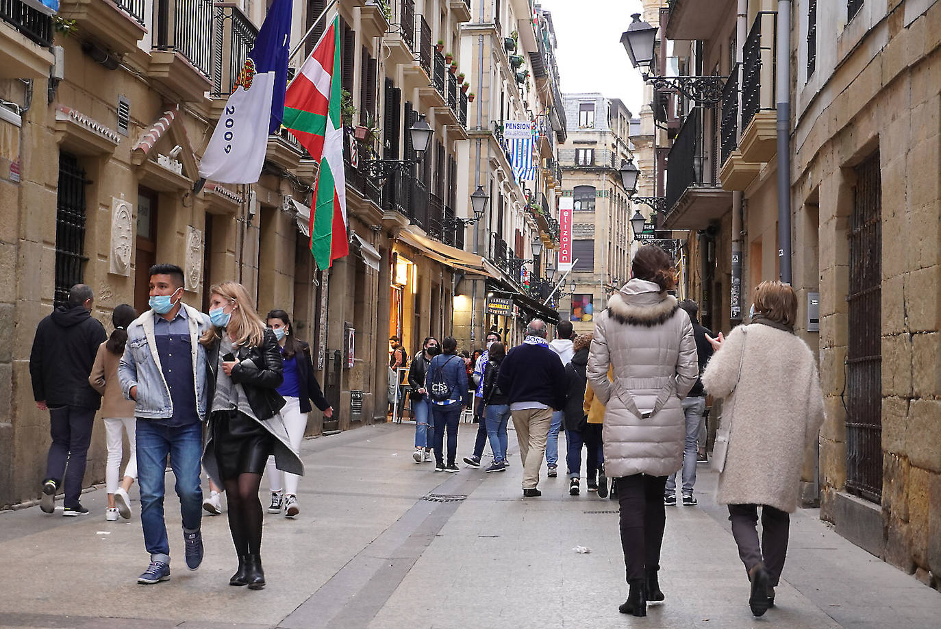 El domingo es txuri-urdin en Donostia.