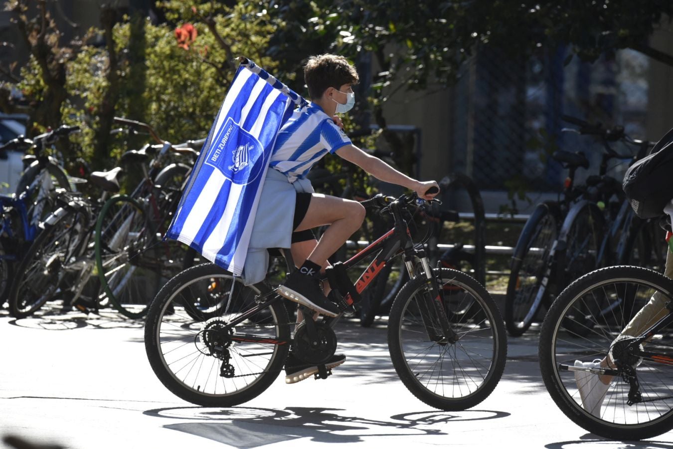 El domingo es txuri-urdin en Donostia.