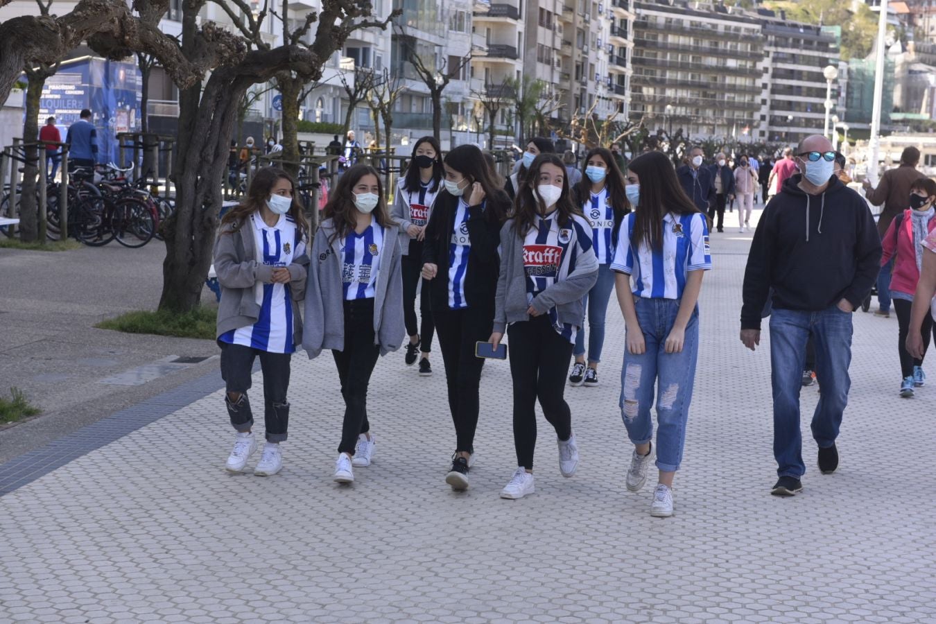El domingo es txuri-urdin en Donostia.