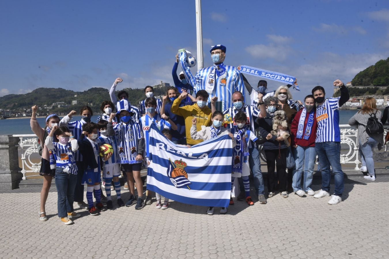 El domingo es txuri-urdin en Donostia.