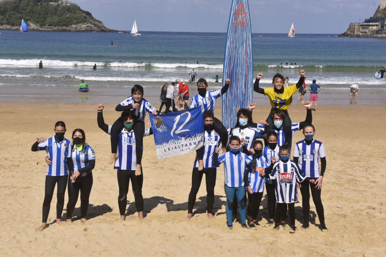 El domingo es txuri-urdin en Donostia.