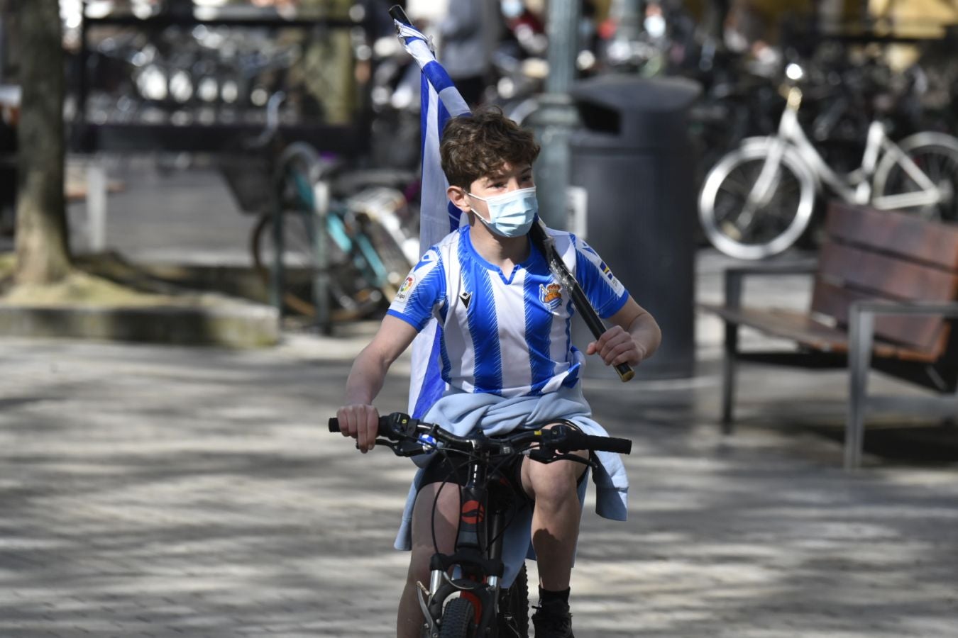El domingo es txuri-urdin en Donostia.
