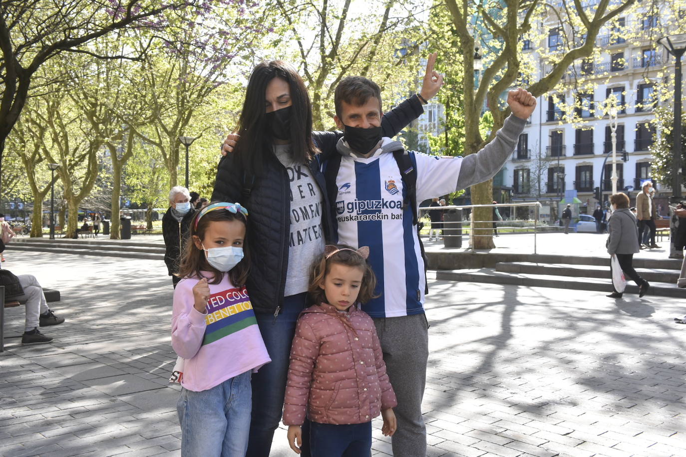 Imagen principal - Xabi y Ruth, con Nora y Ane por el centro de Donostia.