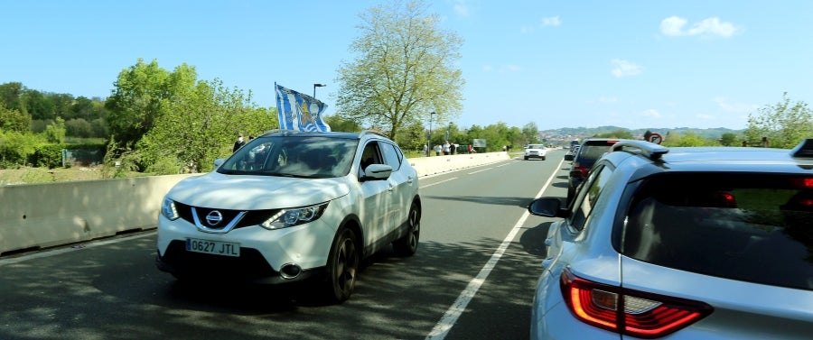 Los héroes han llegado al aeropuerto de Hondarribia en torno a las 14.5 horas. Los capitanes Asier Illarramendi y Mikel Oyarzabal han sido los encargados de trasladar la Copa a la llegada al territorio guipuzcoano. La afición ha querido recibirlos y ha acudido a las cercanías del aeropuerto para saludar a los jugadores. 