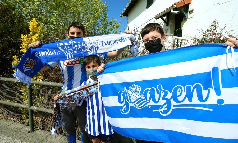 Los héroes han llegado al aeropuerto de Hondarribia en torno a las 14.5 horas. Los capitanes Asier Illarramendi y Mikel Oyarzabal han sido los encargados de trasladar la Copa a la llegada al territorio guipuzcoano. La afición ha querido recibirlos y ha acudido a las cercanías del aeropuerto para saludar a los jugadores. 