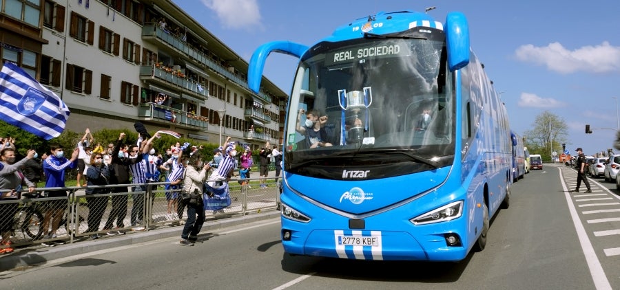 Los héroes han llegado al aeropuerto de Hondarribia en torno a las 14.5 horas. Los capitanes Asier Illarramendi y Mikel Oyarzabal han sido los encargados de trasladar la Copa a la llegada al territorio guipuzcoano. La afición ha querido recibirlos y ha acudido a las cercanías del aeropuerto para saludar a los jugadores. 