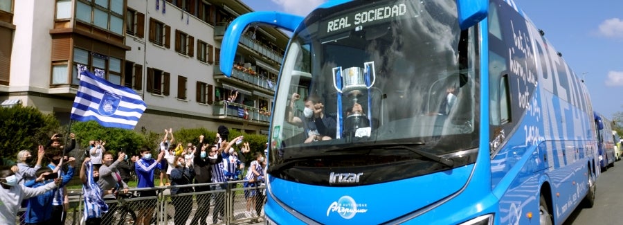 Los héroes han llegado al aeropuerto de Hondarribia en torno a las 14.5 horas. Los capitanes Asier Illarramendi y Mikel Oyarzabal han sido los encargados de trasladar la Copa a la llegada al territorio guipuzcoano. La afición ha querido recibirlos y ha acudido a las cercanías del aeropuerto para saludar a los jugadores. 