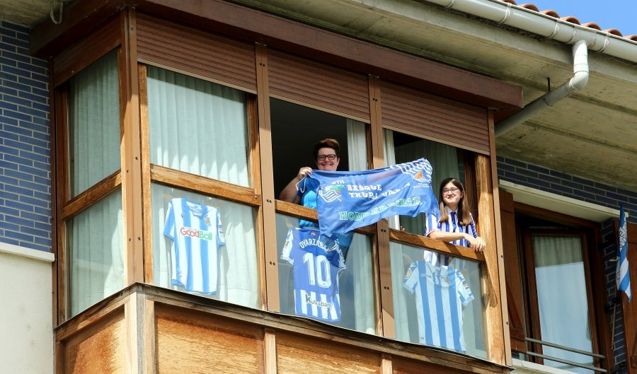 Los héroes han llegado al aeropuerto de Hondarribia en torno a las 14.5 horas. Los capitanes Asier Illarramendi y Mikel Oyarzabal han sido los encargados de trasladar la Copa a la llegada al territorio guipuzcoano. La afición ha querido recibirlos y ha acudido a las cercanías del aeropuerto para saludar a los jugadores. 