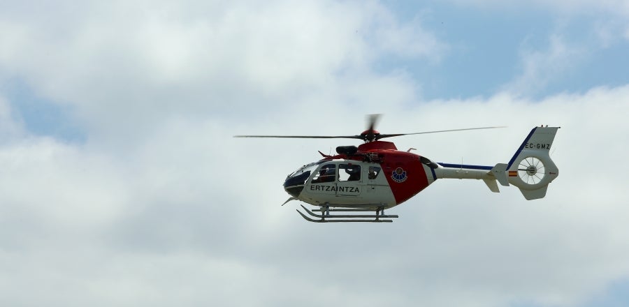 Los héroes han llegado al aeropuerto de Hondarribia en torno a las 14.5 horas. Los capitanes Asier Illarramendi y Mikel Oyarzabal han sido los encargados de trasladar la Copa a la llegada al territorio guipuzcoano. La afición ha querido recibirlos y ha acudido a las cercanías del aeropuerto para saludar a los jugadores. 