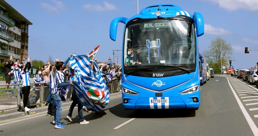 Los héroes han llegado al aeropuerto de Hondarribia en torno a las 14.5 horas. Los capitanes Asier Illarramendi y Mikel Oyarzabal han sido los encargados de trasladar la Copa a la llegada al territorio guipuzcoano. La afición ha querido recibirlos y ha acudido a las cercanías del aeropuerto para saludar a los jugadores. 