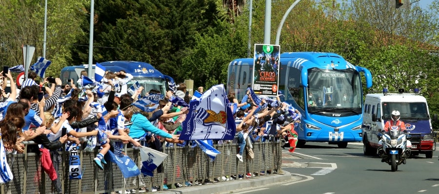 Los héroes han llegado al aeropuerto de Hondarribia en torno a las 14.5 horas. Los capitanes Asier Illarramendi y Mikel Oyarzabal han sido los encargados de trasladar la Copa a la llegada al territorio guipuzcoano. La afición ha querido recibirlos y ha acudido a las cercanías del aeropuerto para saludar a los jugadores. 