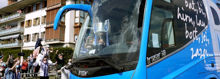 Los héroes han llegado al aeropuerto de Hondarribia en torno a las 14.5 horas. Los capitanes Asier Illarramendi y Mikel Oyarzabal han sido los encargados de trasladar la Copa a la llegada al territorio guipuzcoano. La afición ha querido recibirlos y ha acudido a las cercanías del aeropuerto para saludar a los jugadores. 