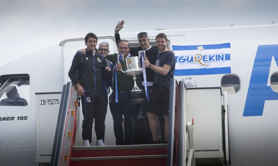Los héroes han llegado al aeropuerto de Hondarribia en torno a las 14.5 horas. Los capitanes Asier Illarramendi y Mikel Oyarzabal han sido los encargados de trasladar la Copa a la llegada al territorio guipuzcoano. 