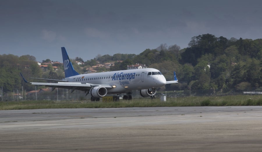 Los héroes han llegado al aeropuerto de Hondarribia en torno a las 14.5 horas. Los capitanes Asier Illarramendi y Mikel Oyarzabal han sido los encargados de trasladar la Copa a la llegada al territorio guipuzcoano. 