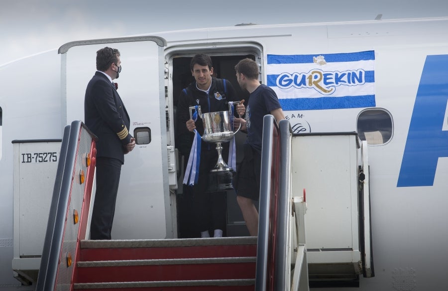 Los héroes han llegado al aeropuerto de Hondarribia en torno a las 14.5 horas. Los capitanes Asier Illarramendi y Mikel Oyarzabal han sido los encargados de trasladar la Copa a la llegada al territorio guipuzcoano. 