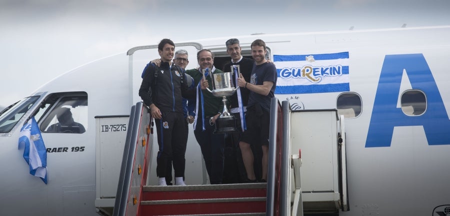 Los héroes han llegado al aeropuerto de Hondarribia en torno a las 14.5 horas. Los capitanes Asier Illarramendi y Mikel Oyarzabal han sido los encargados de trasladar la Copa a la llegada al territorio guipuzcoano. 