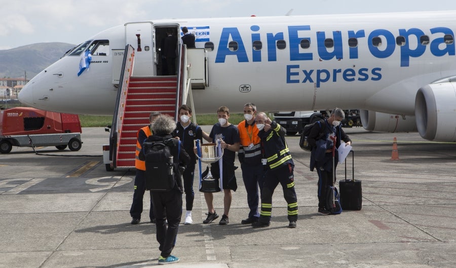 Los héroes han llegado al aeropuerto de Hondarribia en torno a las 14.5 horas. Los capitanes Asier Illarramendi y Mikel Oyarzabal han sido los encargados de trasladar la Copa a la llegada al territorio guipuzcoano. 