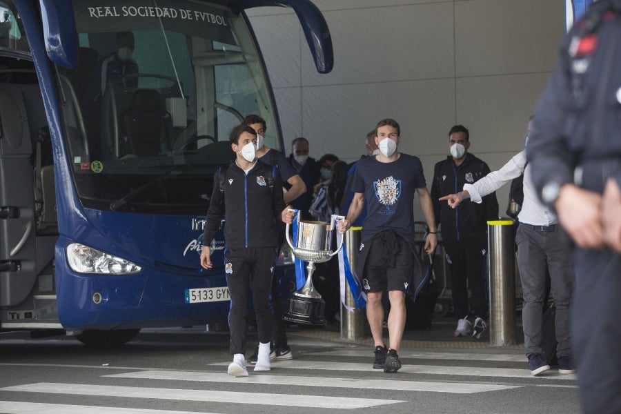 Los héroes han llegado al aeropuerto de Hondarribia en torno a las 14.5 horas. Los capitanes Asier Illarramendi y Mikel Oyarzabal han sido los encargados de trasladar la Copa a la llegada al territorio guipuzcoano. 