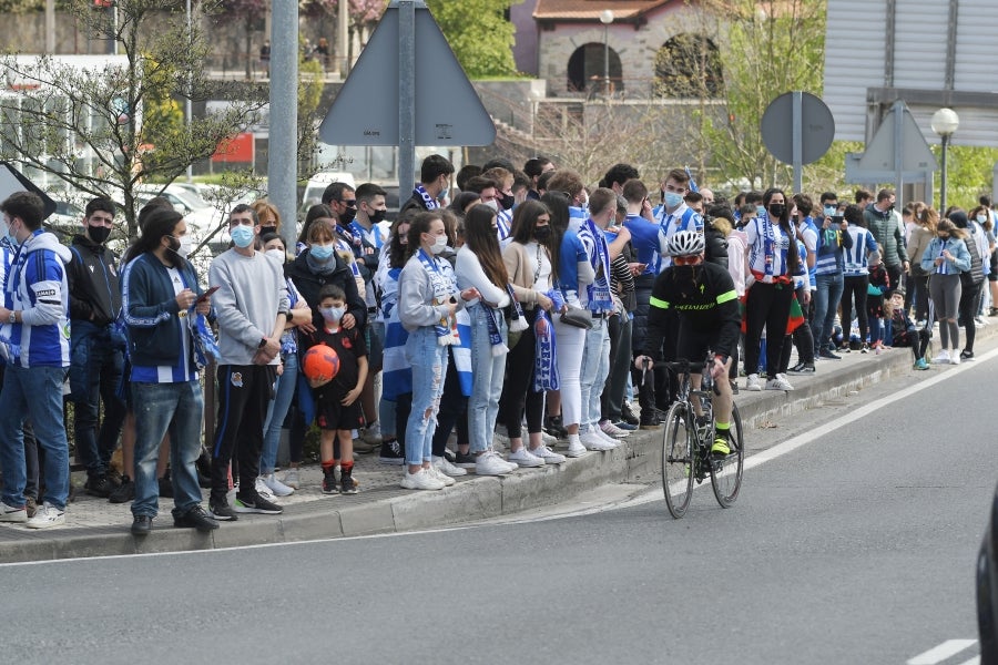 Los jugadores de la Real se han desplazado a Zubieta con la Copa. Tras la llegada de los autobuses txuri-urdin la Ertzaintza ha comenzado a disolver a la multitud que se ha concentrado alrededor de la rotonda de Bugati. Los aficionados se han acercado hasta las inmediaciones de Zubieta para mostrar su agradecimiento a los campeones de Copa.