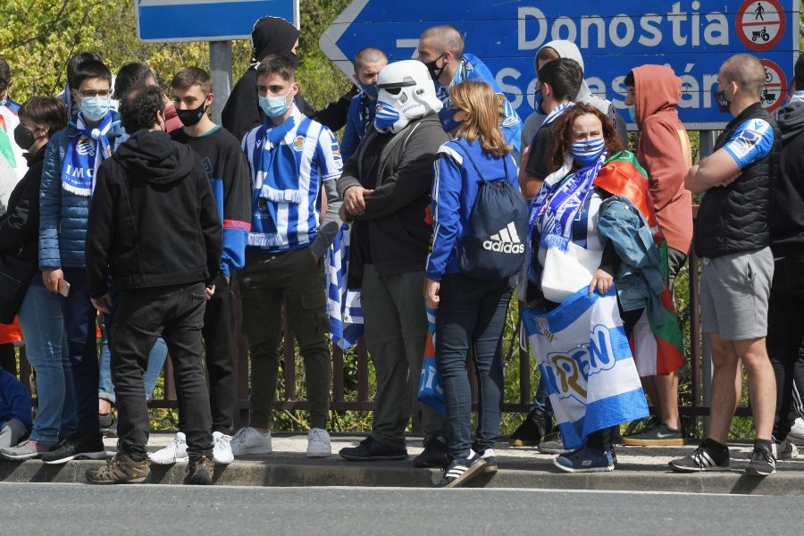 Los jugadores de la Real se han desplazado a Zubieta con la Copa. Tras la llegada de los autobuses txuri-urdin la Ertzaintza ha comenzado a disolver a la multitud que se ha concentrado alrededor de la rotonda de Bugati. Los aficionados se han acercado hasta las inmediaciones de Zubieta para mostrar su agradecimiento a los campeones de Copa.