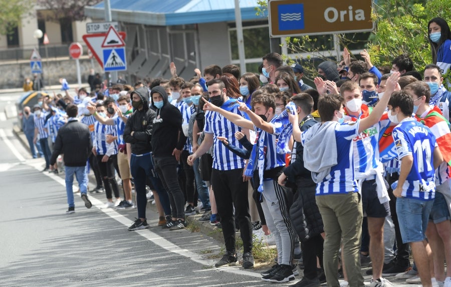 Los jugadores de la Real se han desplazado a Zubieta con la Copa. Tras la llegada de los autobuses txuri-urdin la Ertzaintza ha comenzado a disolver a la multitud que se ha concentrado alrededor de la rotonda de Bugati. Los aficionados se han acercado hasta las inmediaciones de Zubieta para mostrar su agradecimiento a los campeones de Copa.