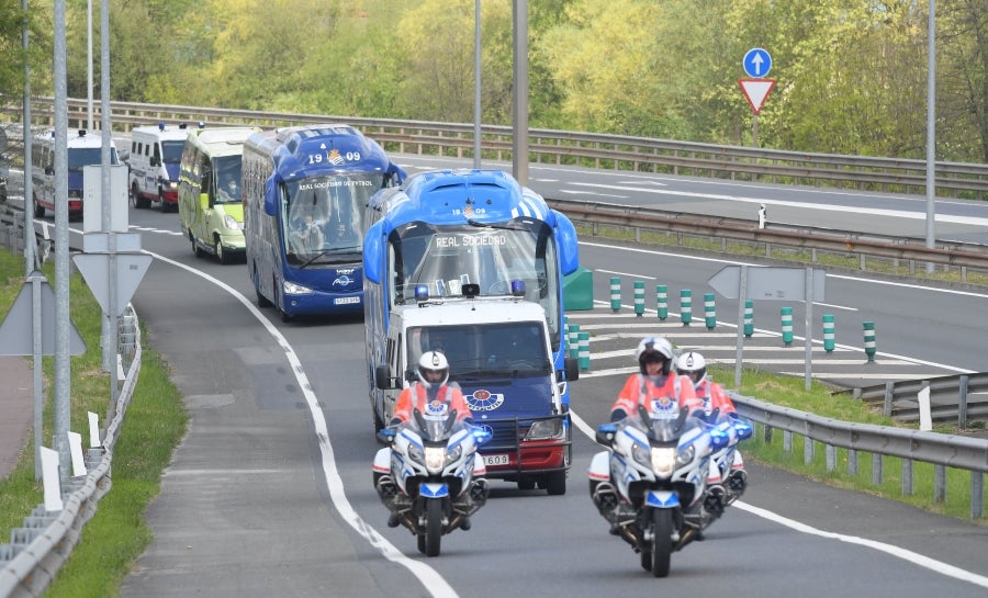 Los jugadores de la Real se han desplazado a Zubieta con la Copa. Tras la llegada de los autobuses txuri-urdin la Ertzaintza ha comenzado a disolver a la multitud que se ha concentrado alrededor de la rotonda de Bugati. Los aficionados se han acercado hasta las inmediaciones de Zubieta para mostrar su agradecimiento a los campeones de Copa.