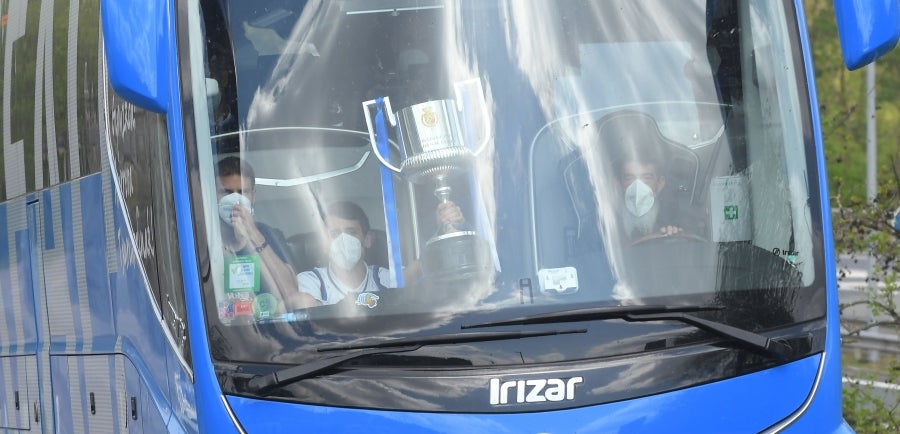 Los jugadores de la Real se han desplazado a Zubieta con la Copa. Tras la llegada de los autobuses txuri-urdin la Ertzaintza ha comenzado a disolver a la multitud que se ha concentrado alrededor de la rotonda de Bugati. Los aficionados se han acercado hasta las inmediaciones de Zubieta para mostrar su agradecimiento a los campeones de Copa.