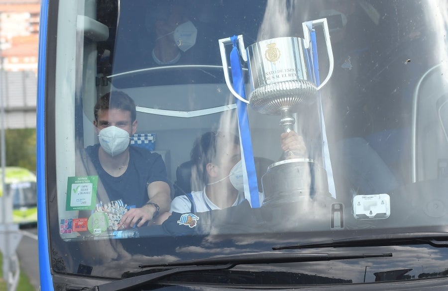 Los jugadores de la Real se han desplazado a Zubieta con la Copa. Tras la llegada de los autobuses txuri-urdin la Ertzaintza ha comenzado a disolver a la multitud que se ha concentrado alrededor de la rotonda de Bugati. Los aficionados se han acercado hasta las inmediaciones de Zubieta para mostrar su agradecimiento a los campeones de Copa.
