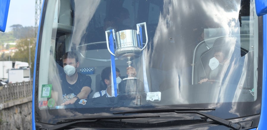 Los jugadores de la Real se han desplazado a Zubieta con la Copa. Tras la llegada de los autobuses txuri-urdin la Ertzaintza ha comenzado a disolver a la multitud que se ha concentrado alrededor de la rotonda de Bugati. Los aficionados se han acercado hasta las inmediaciones de Zubieta para mostrar su agradecimiento a los campeones de Copa.