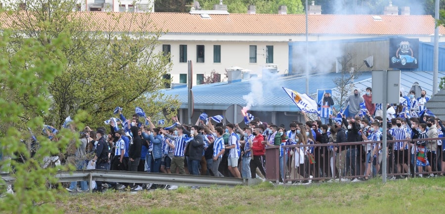 Los jugadores de la Real se han desplazado a Zubieta con la Copa. Tras la llegada de los autobuses txuri-urdin la Ertzaintza ha comenzado a disolver a la multitud que se ha concentrado alrededor de la rotonda de Bugati. Los aficionados se han acercado hasta las inmediaciones de Zubieta para mostrar su agradecimiento a los campeones de Copa.