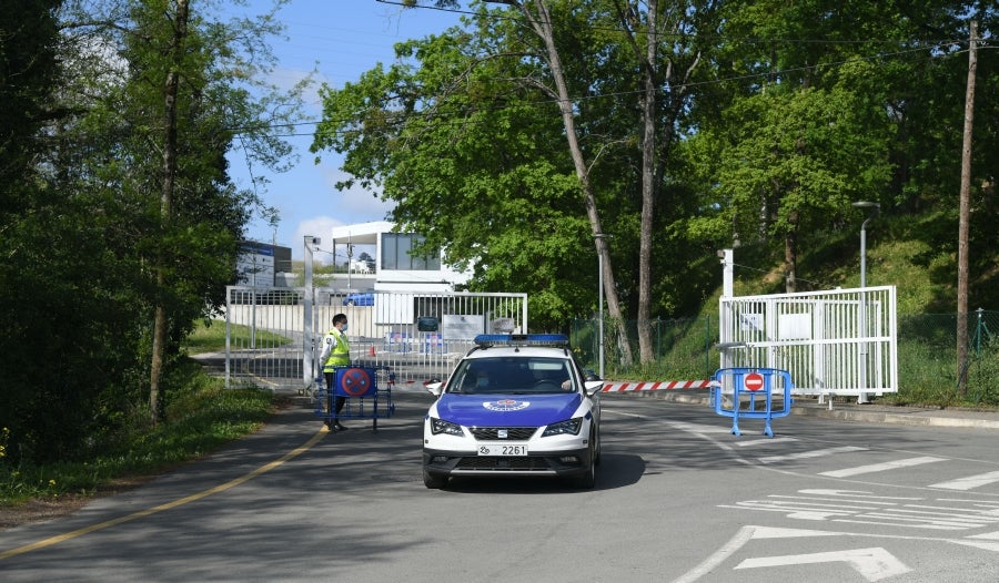 Los jugadores de la Real se han desplazado a Zubieta con la Copa. Tras la llegada de los autobuses txuri-urdin la Ertzaintza ha comenzado a disolver a la multitud que se ha concentrado alrededor de la rotonda de Bugati. Los aficionados se han acercado hasta las inmediaciones de Zubieta para mostrar su agradecimiento a los campeones de Copa.