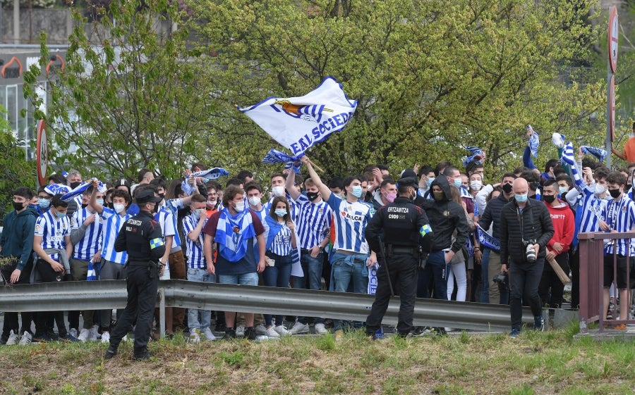 Los jugadores de la Real se han desplazado a Zubieta con la Copa. Tras la llegada de los autobuses txuri-urdin la Ertzaintza ha comenzado a disolver a la multitud que se ha concentrado alrededor de la rotonda de Bugati. Los aficionados se han acercado hasta las inmediaciones de Zubieta para mostrar su agradecimiento a los campeones de Copa.