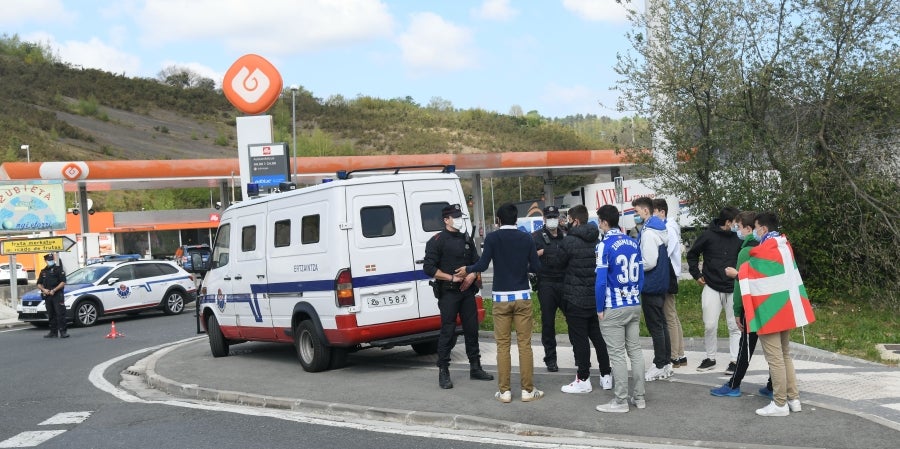 Los jugadores de la Real se han desplazado a Zubieta con la Copa. Tras la llegada de los autobuses txuri-urdin la Ertzaintza ha comenzado a disolver a la multitud que se ha concentrado alrededor de la rotonda de Bugati. Los aficionados se han acercado hasta las inmediaciones de Zubieta para mostrar su agradecimiento a los campeones de Copa.