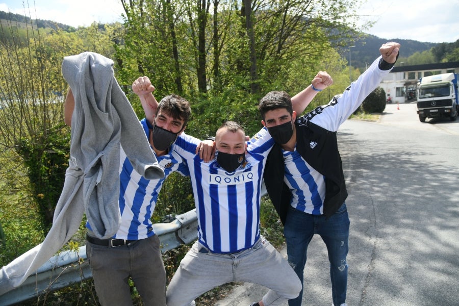 Los jugadores de la Real se han desplazado a Zubieta con la Copa. Tras la llegada de los autobuses txuri-urdin la Ertzaintza ha comenzado a disolver a la multitud que se ha concentrado alrededor de la rotonda de Bugati. Los aficionados se han acercado hasta las inmediaciones de Zubieta para mostrar su agradecimiento a los campeones de Copa.