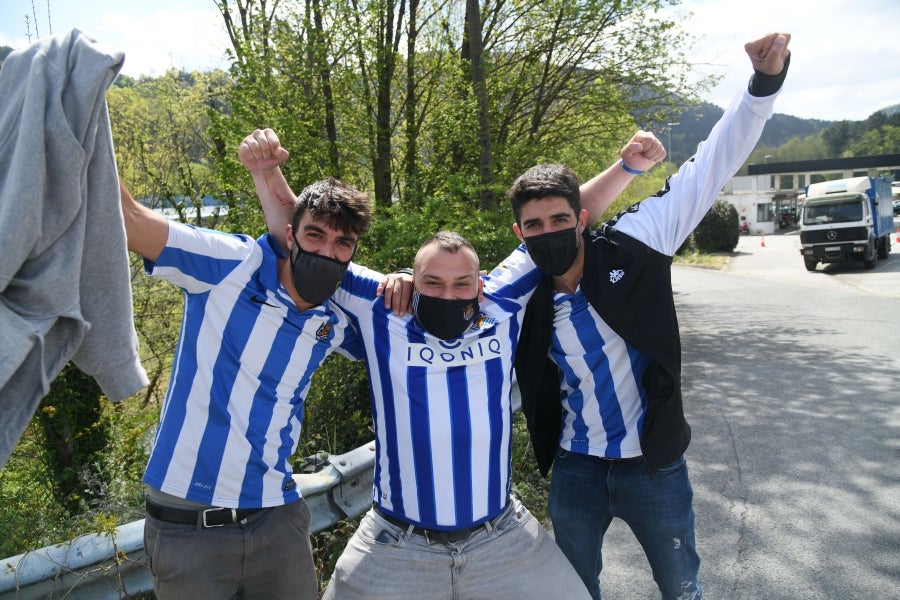 Los jugadores de la Real se han desplazado a Zubieta con la Copa. Tras la llegada de los autobuses txuri-urdin la Ertzaintza ha comenzado a disolver a la multitud que se ha concentrado alrededor de la rotonda de Bugati. Los aficionados se han acercado hasta las inmediaciones de Zubieta para mostrar su agradecimiento a los campeones de Copa.