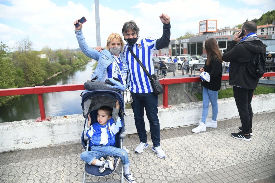 Los jugadores de la Real se han desplazado a Zubieta con la Copa. Tras la llegada de los autobuses txuri-urdin la Ertzaintza ha comenzado a disolver a la multitud que se ha concentrado alrededor de la rotonda de Bugati. Los aficionados se han acercado hasta las inmediaciones de Zubieta para mostrar su agradecimiento a los campeones de Copa.