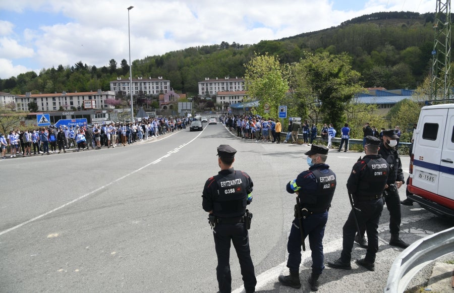 Los jugadores de la Real se han desplazado a Zubieta con la Copa. Tras la llegada de los autobuses txuri-urdin la Ertzaintza ha comenzado a disolver a la multitud que se ha concentrado alrededor de la rotonda de Bugati. Los aficionados se han acercado hasta las inmediaciones de Zubieta para mostrar su agradecimiento a los campeones de Copa.