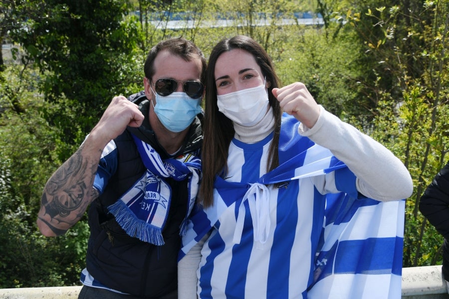 Los jugadores de la Real se han desplazado a Zubieta con la Copa. Tras la llegada de los autobuses txuri-urdin la Ertzaintza ha comenzado a disolver a la multitud que se ha concentrado alrededor de la rotonda de Bugati. Los aficionados se han acercado hasta las inmediaciones de Zubieta para mostrar su agradecimiento a los campeones de Copa.