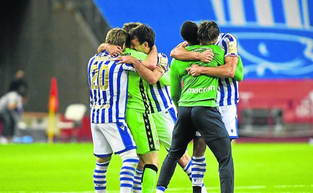 Imagen principal - Los jugadores celebran la victoria 