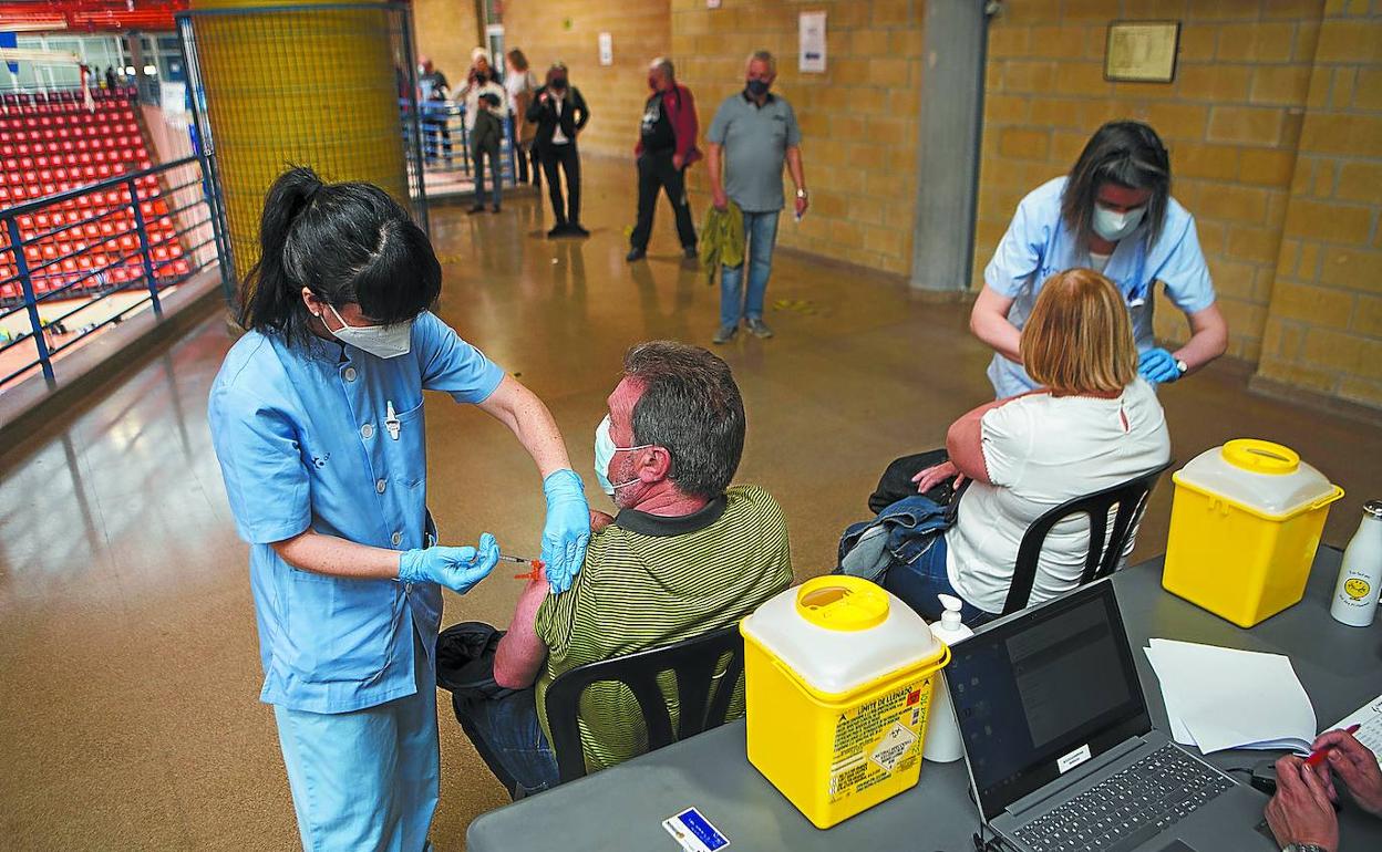 Vacunación en el polideportivo Artaleku de Irun 