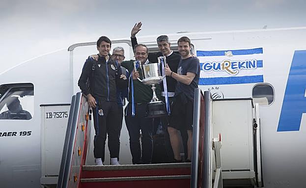 Oyazabal e Illarra han portado la Copa hasta el autobús a la llegada al aeropuerto de Hondarribia.
