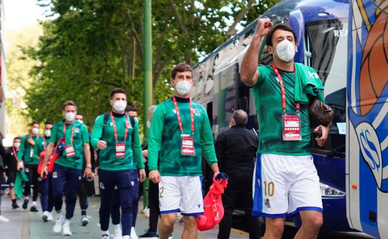 Llegada de los jugadores de la Real a La Cartuja. 