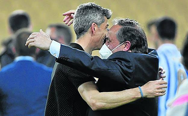 El presidente Jokin Aperribay abraza a Imanol sobre el césped de La Cartuja en la celebración del título.