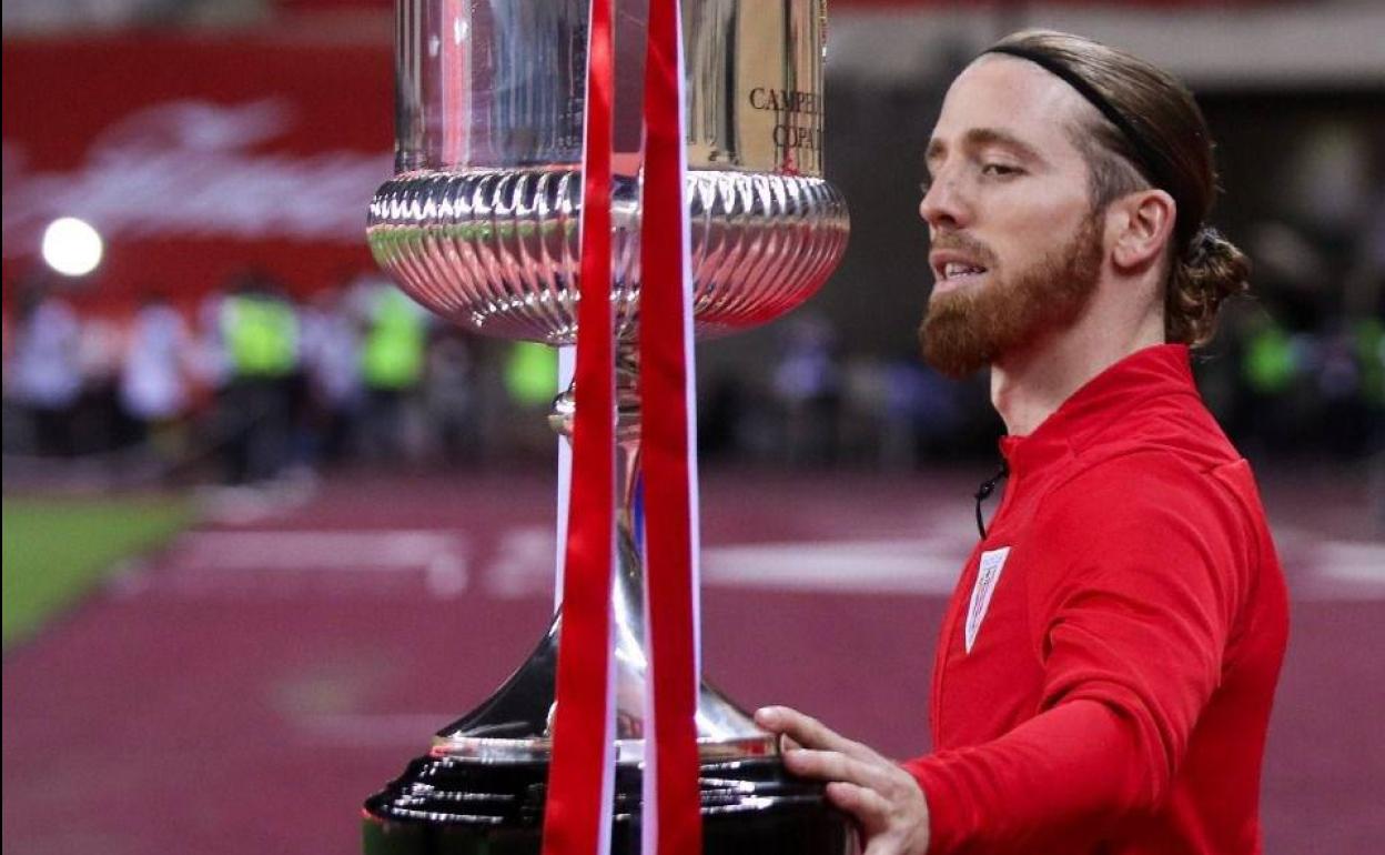 Iker Muniain tocó la Copa... y pasó lo que pasó