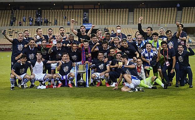 El equipo celebra eufórico el título.